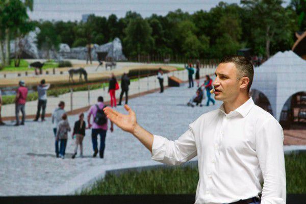 Кличко со львенком на руках показал, каким будет киевский зоопарк