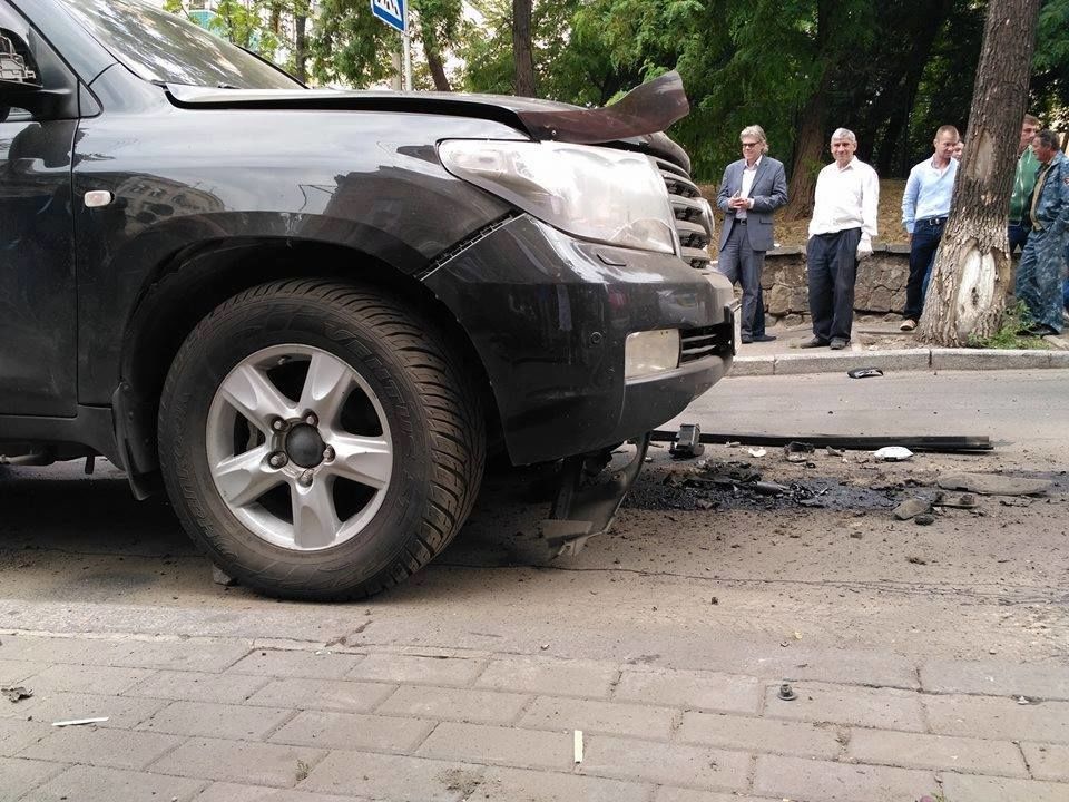 В центре Киева взорвался автомобиль