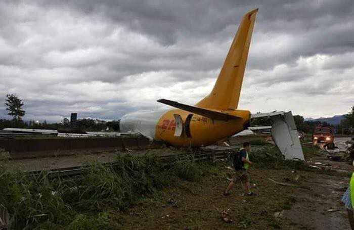 В Италии грузовой самолёт DHL проскочил взлётную полосу и выехал на автостраду