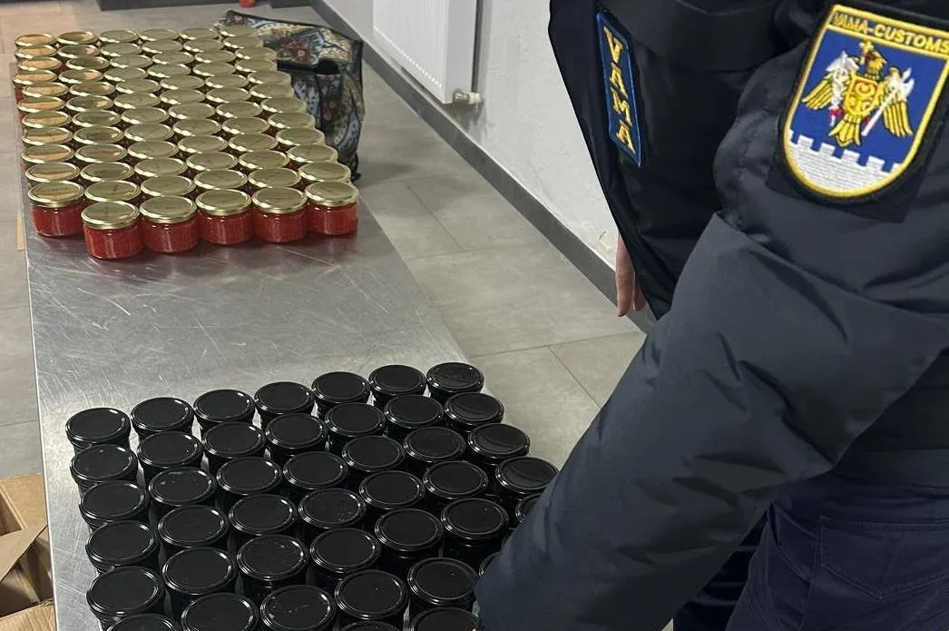 Un moldovean, prins la vamă cu 116 borcane de caviar transportate din Rusia