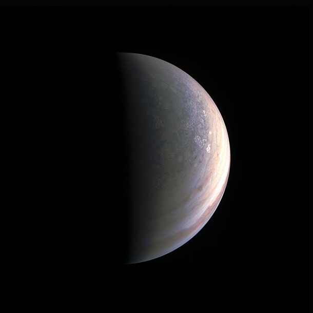 Фото Юпитера с зонда Juno поразили ученых