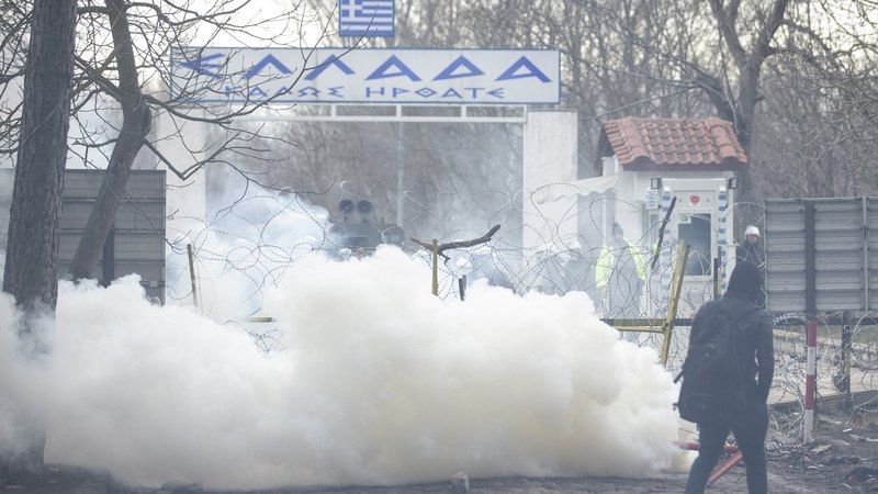 Столкновение полиции с беженцами на границе Турции и Греции попало на видео