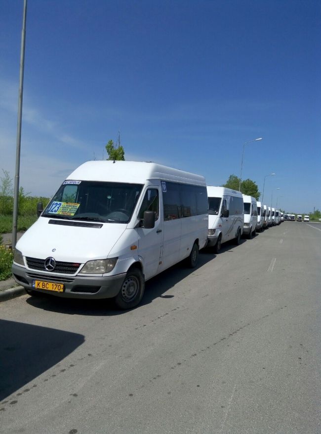 Peste 25 de rute de microbuz, parcate in fata unui mall din capitala