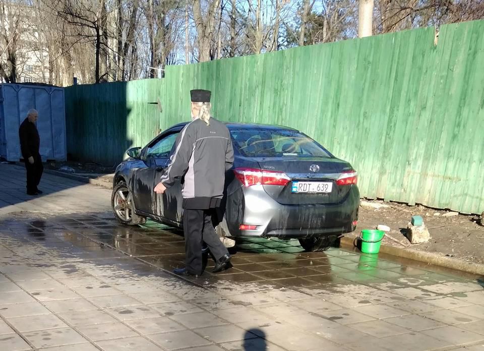 Священника застали за мойкой машины во дворе Кафедрального храма митрополии