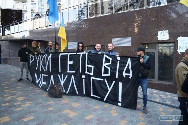В Одессе повесили и сожгли чучело Путина
