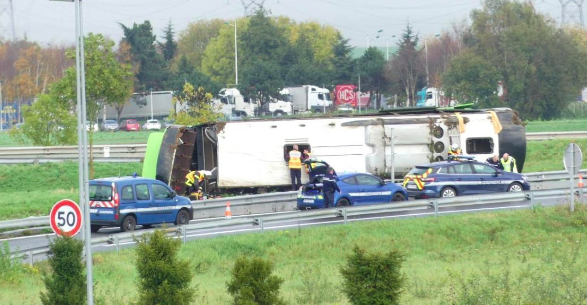 Во Франции перевернулся автобус: пострадало 33 человека, 4 в тяжелом состоянии