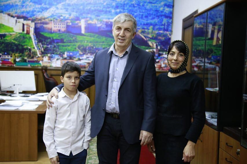 В Дагестане 9-летний мальчик получил от мэра города квартиру