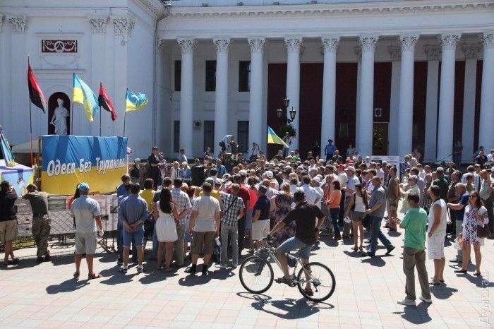 Савченко пытались закидать яйцами в Одессе