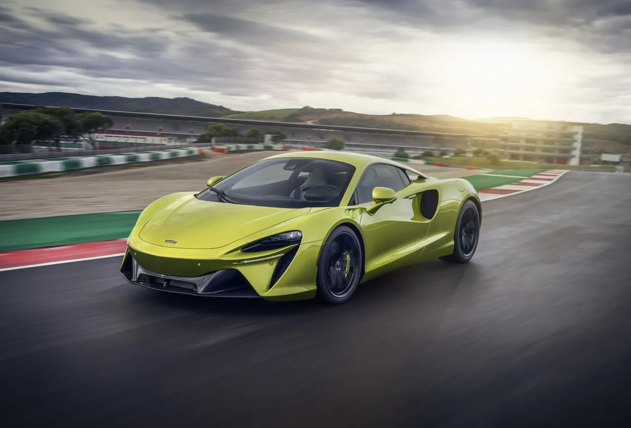Новейший суперкар McLaren за $230 000 сгорел во время тест-драйва