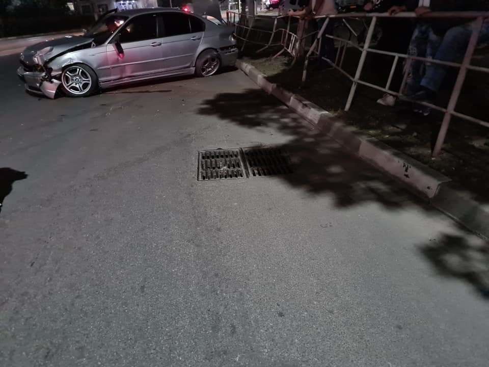 Лихач на BMW врезался в забор у бельцкого автовокзала