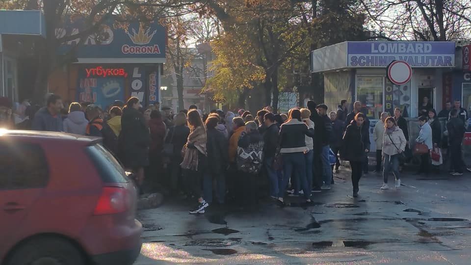 Огромные очереди выстроились в Бельцах за проездными билетами