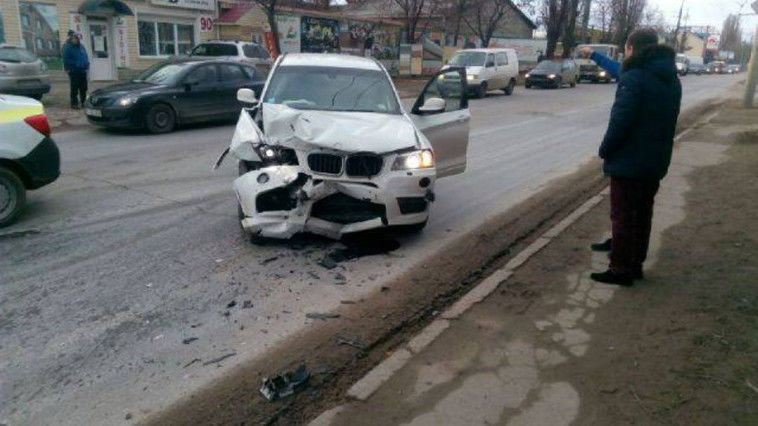 Accident în Capitală. Un BMW "și-a măsurat puterile" cu un Golf V pe strada Uzinelor