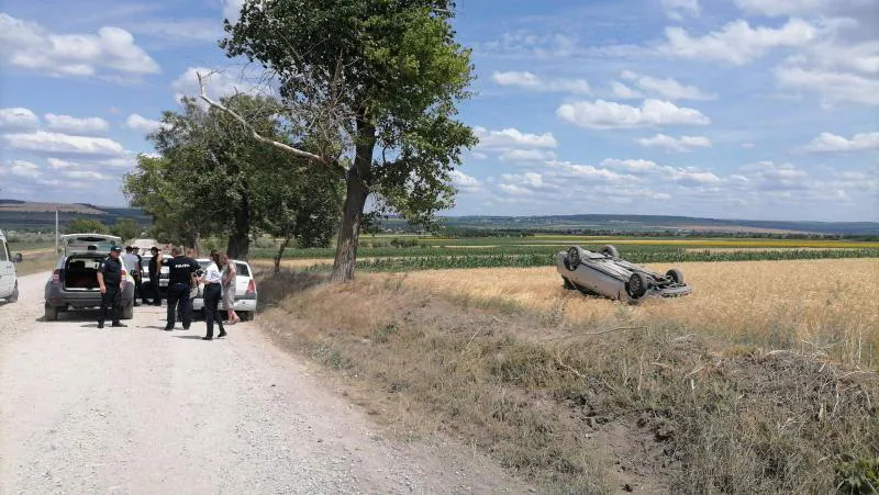Во Флорештском районе автомобиль перевернулся в пшеничном поле