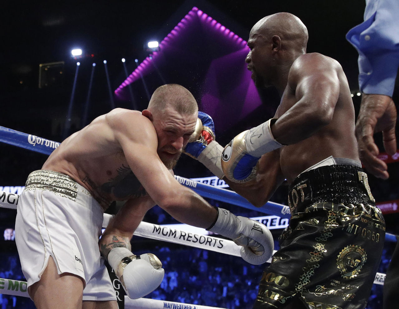 Meciul secolului: Mayweather l-a spulberat pe McGregor. Mult circ, mulți bani, box mai puțin