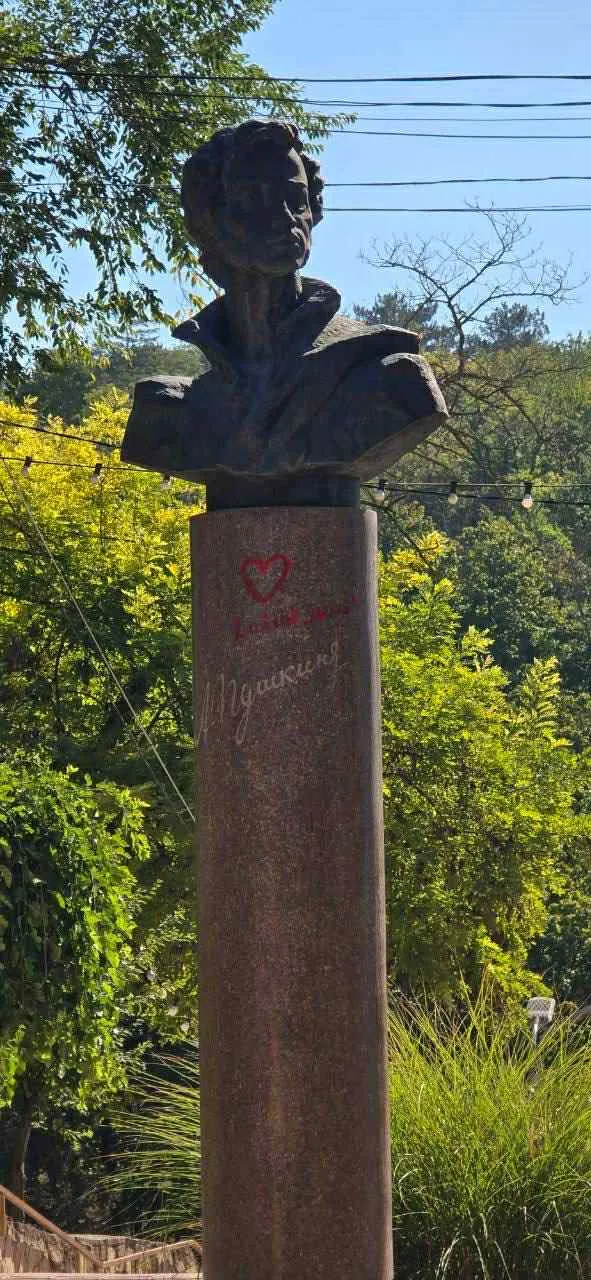 В Оргееве вандалы осквернили памятники Лупу и Пушкину и разрушили сквер в Парке Европы