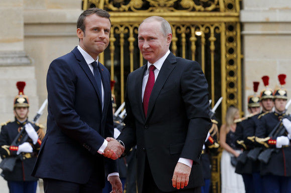 Moment stânjenitor între Macron și Putin la Versailles. Reacția liderului de la Kremlin