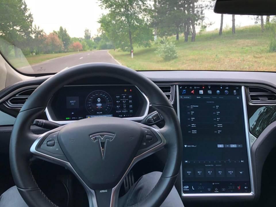 Габурич рассказал, где заряжает свою Tesla и по каким дорогам ездит