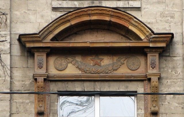 В центре Кишинева сняли лепнину, украшавшую фасад здания