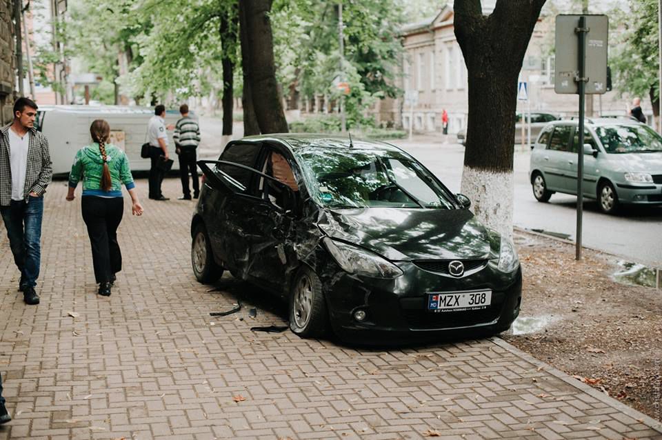 В центре Кишинева маршрутка с пассажирами перевернулась и влетела в здание