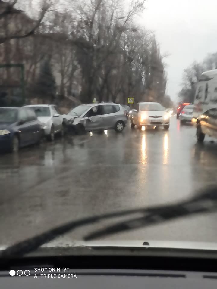 В столице произошла авария с участием трех автомобилей