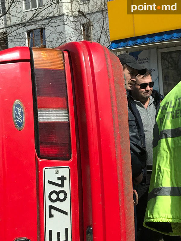 Accident grav în Capitală: O mașină a ajuns cu roțile în sus