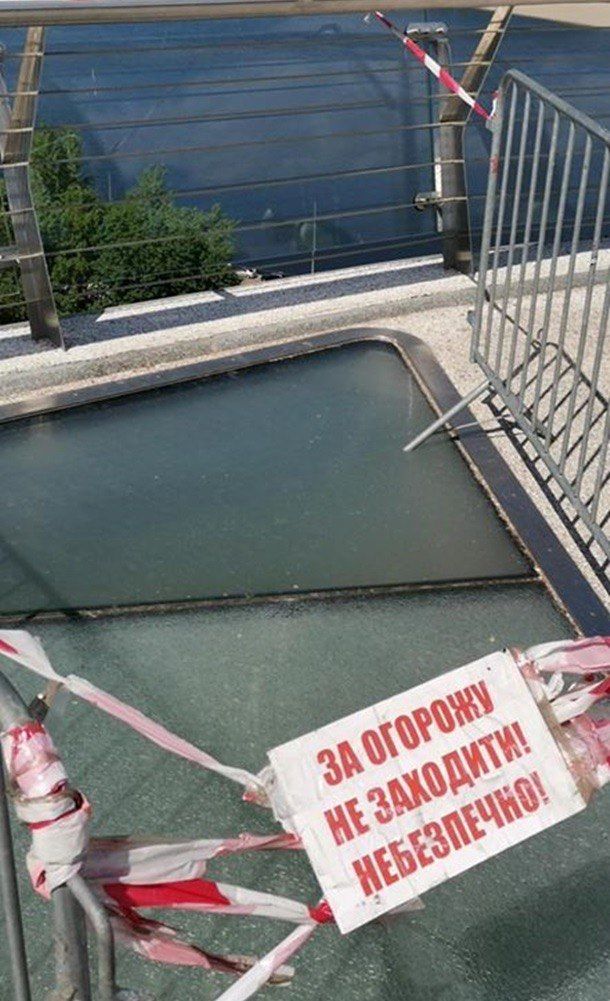 На "мосту Кличко" в Киеве треснула стеклянная панель