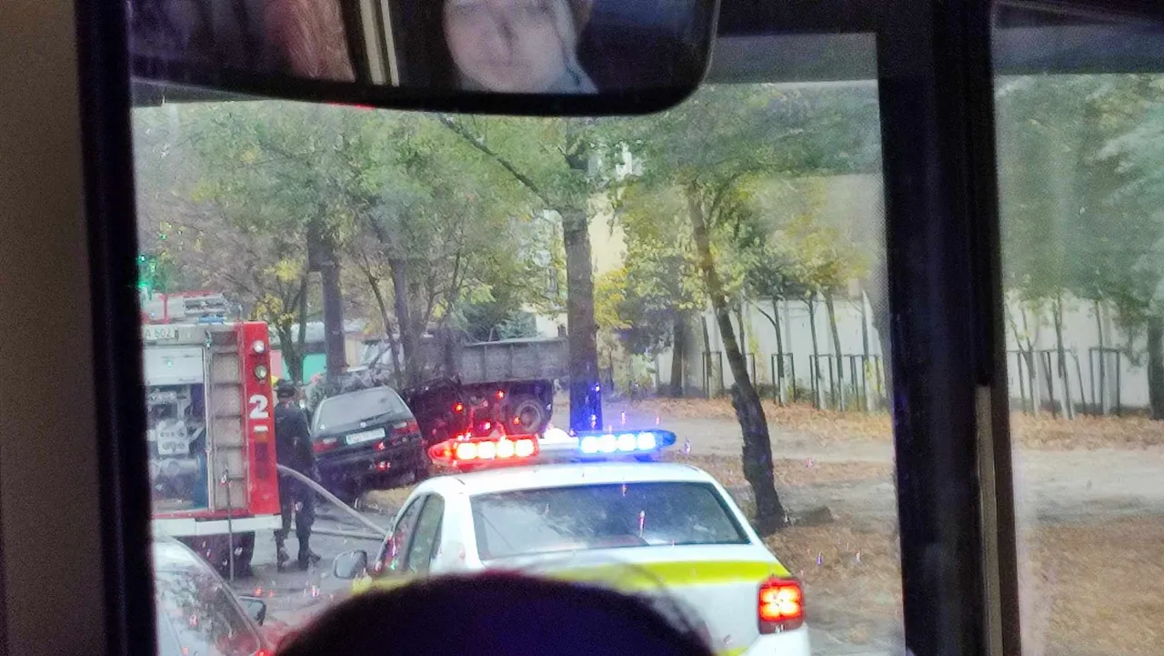 На одной из улиц Кишинева загорелся автомобиль