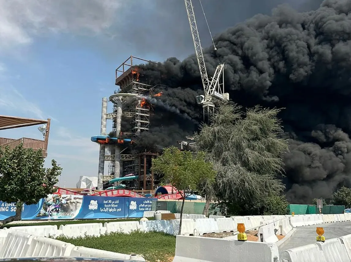 Un incendiu puternic a cuprins parcul acvatic Yas Waterworld din Abu Dhabi