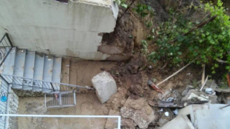 Жителей многоэтажки в Дурлештах эвакуировали после обрушения из-за дождя стены