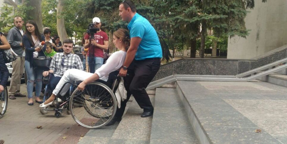 Мунсоветники на час пересели в инвалидные коляски