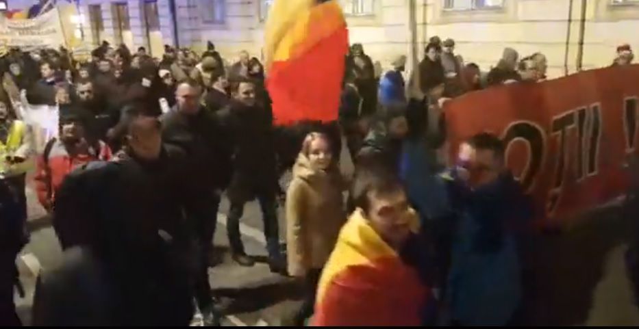 România: Incidente între protestatari şi jandarmi la Parlament