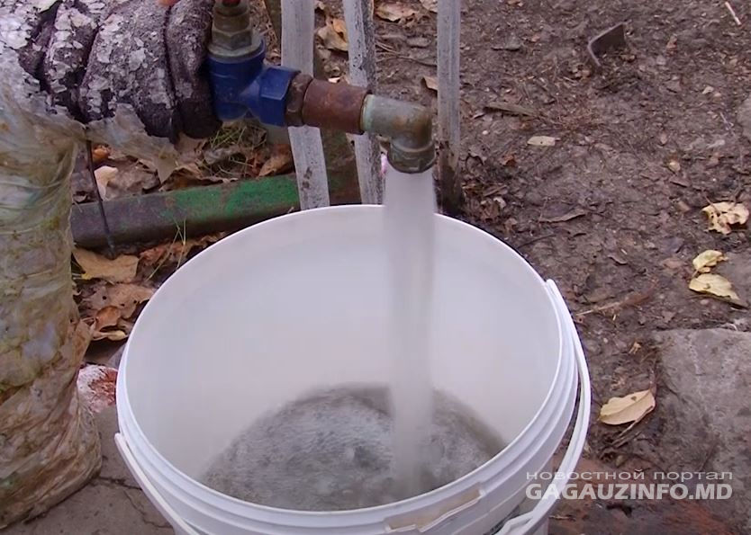 Неприятный сюрприз из крана: в Конгазчике вместо воды течет песок и грязь