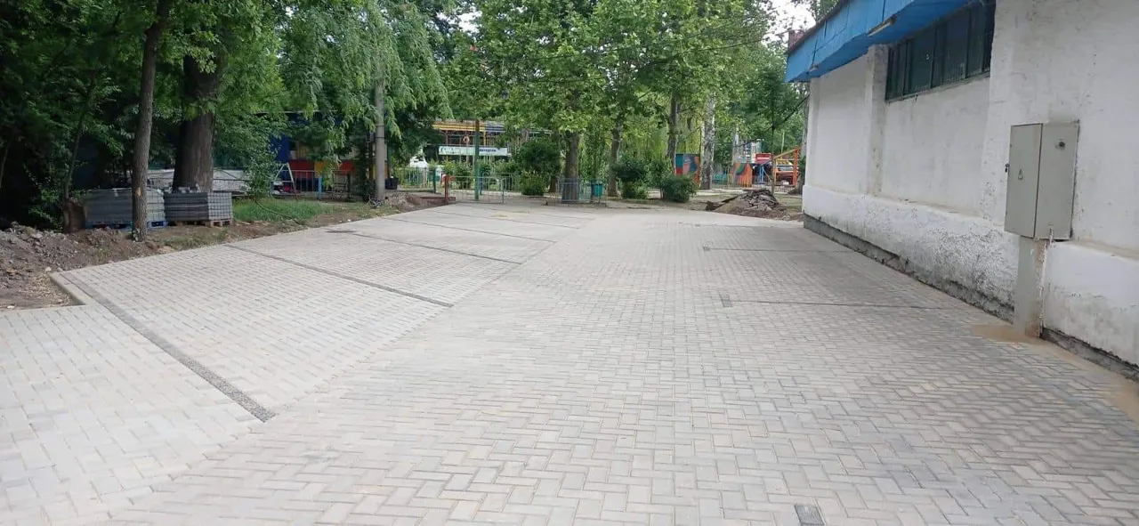 Завершаются работы по обустройству парковочной зоны на улице Трандафирилор