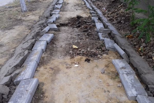 В Комрате вандалы сломали бордюры недостроенного тротуара