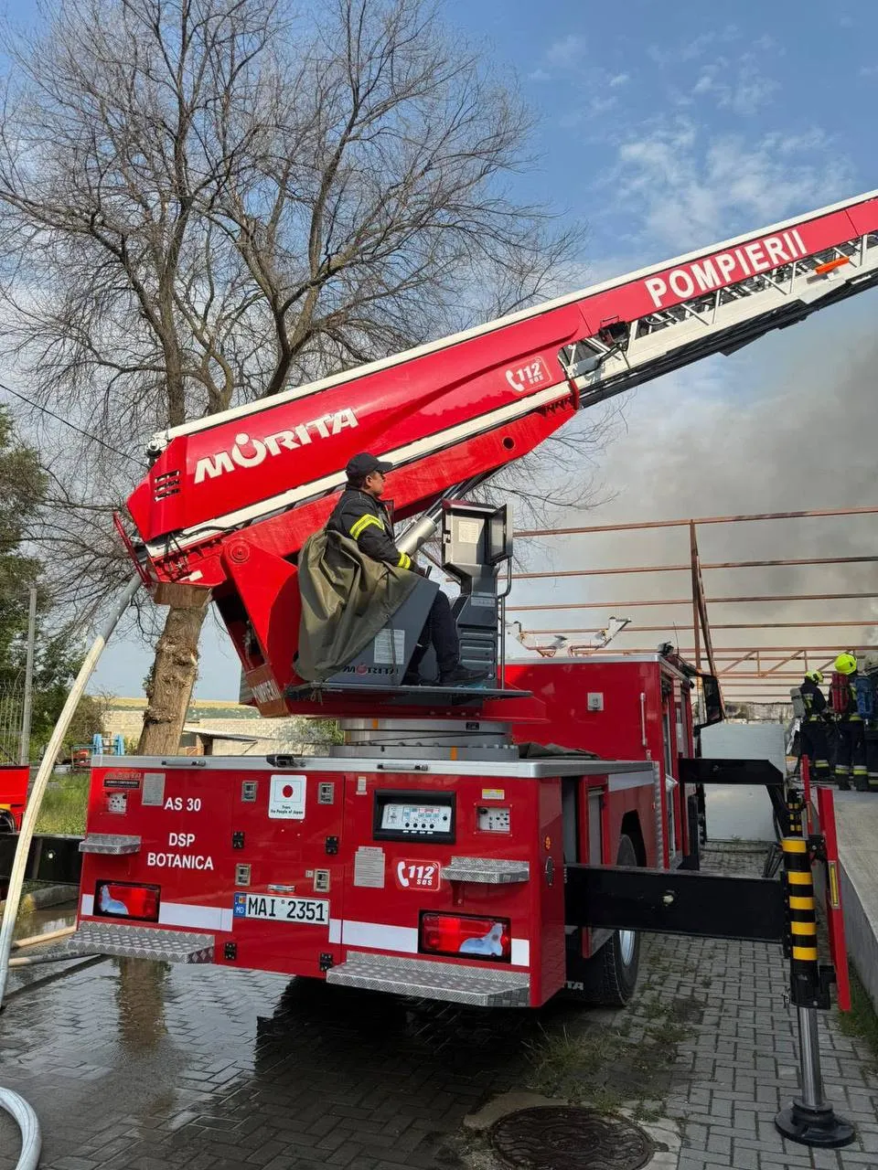 Încă un incendiu în Capitală: Arde un depozit de mobilă la Botanica