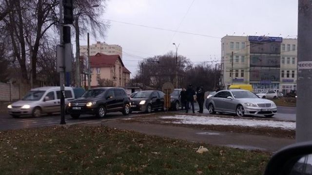 В столице у кольцевой столкнулись три иномарки