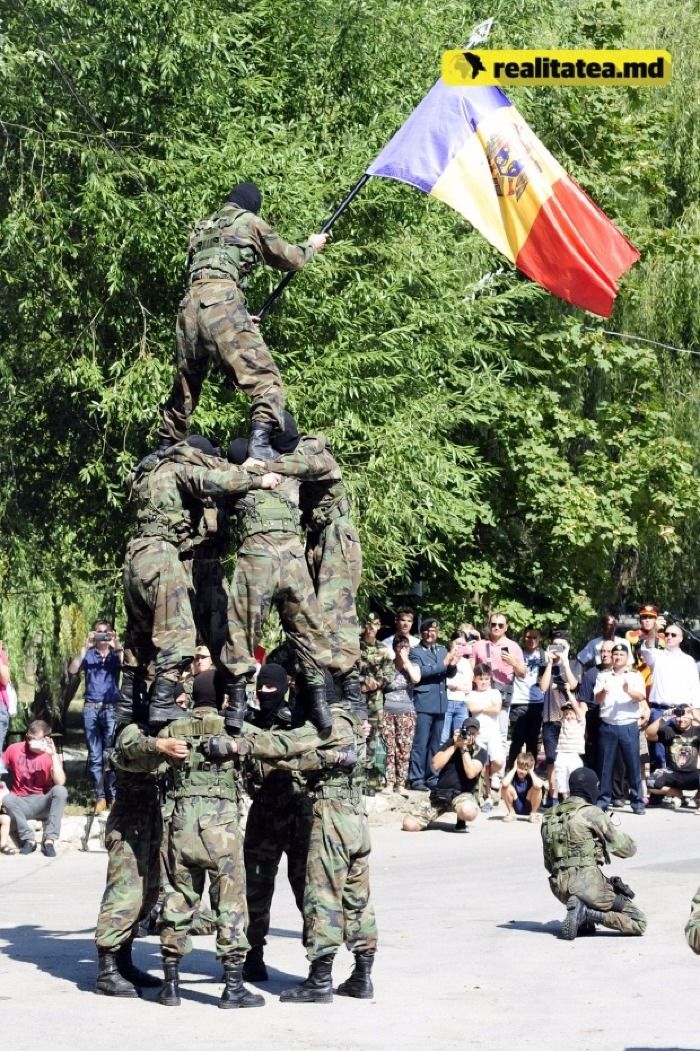 В парке Валя Морилор прошла выставка оружия и военной техники