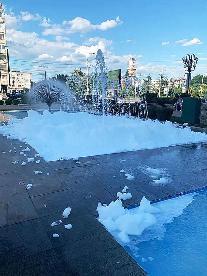 В румынском городе вандалы налили моющее средство в фонтаны