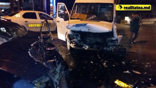 В Кишиневе произошло серьезное ДТП с участием маршрутки
