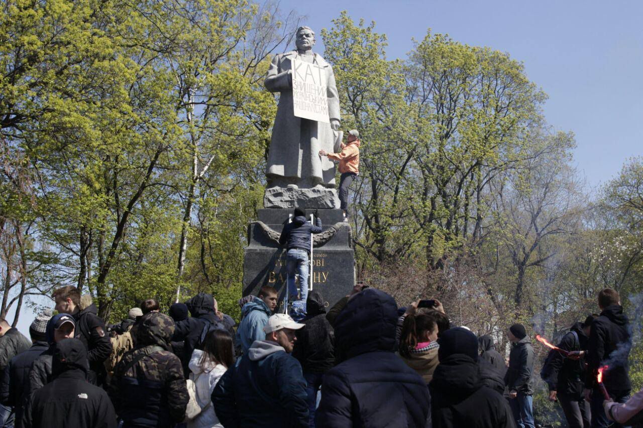 В Киеве на памятник Ватутину повесили табличку с надписью "Палач"
