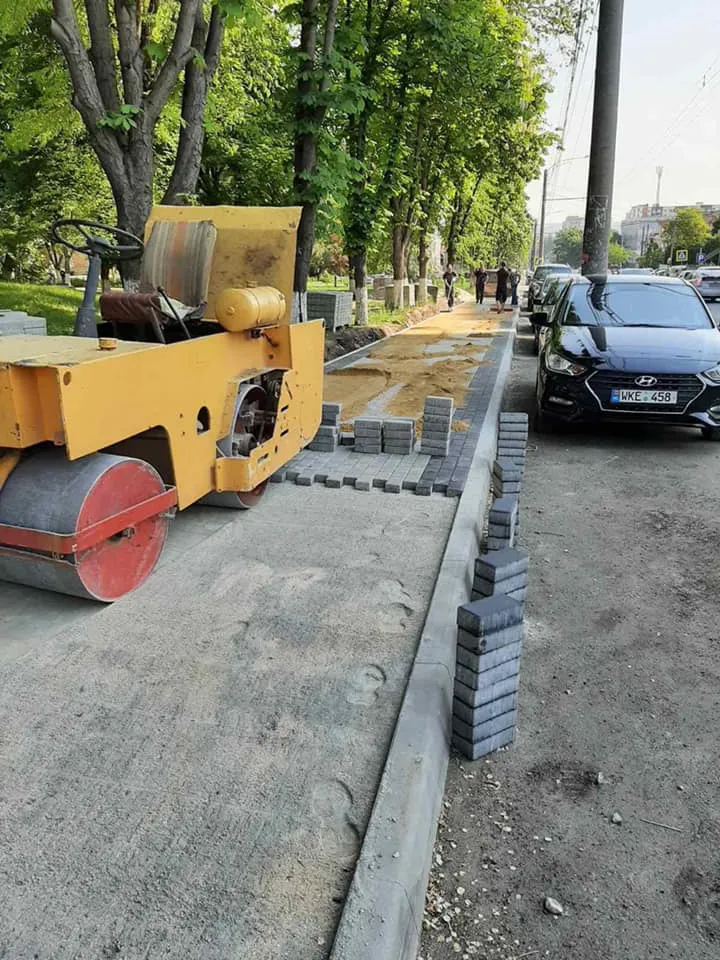 На столичной улице Буребиста продолжается благоустройство пешеходной и парковочной зоны
