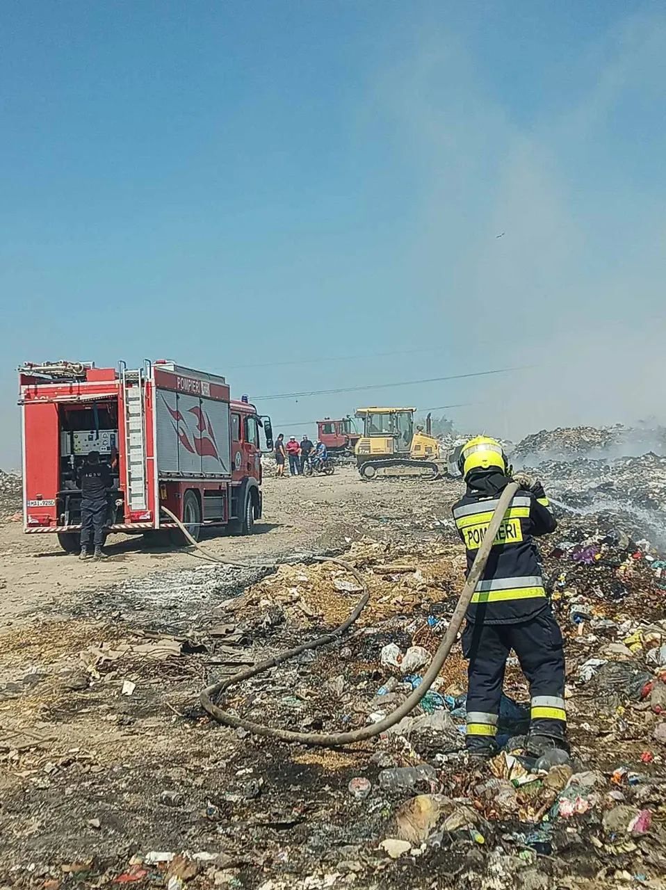 Пожарные ГИЧС продолжают тушить пожар на свалке в Оргееве