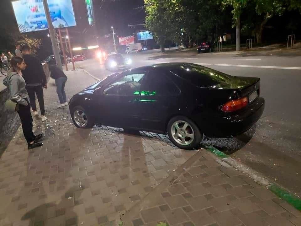 В Кишиневе произошла авария, водитель потерял контроль над управлением