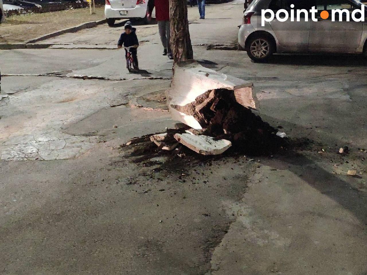 На Рышкановке во время ремонтных работ разбили блок-вазон