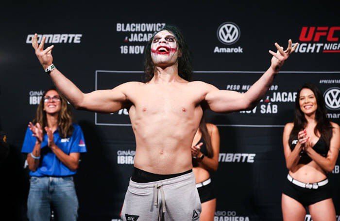 Боец UFC вышел на взвешивание в образе Джокера