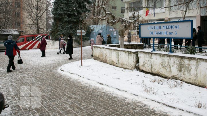 Ажиотаж образовался у палаток для сдачи ковид-тестов