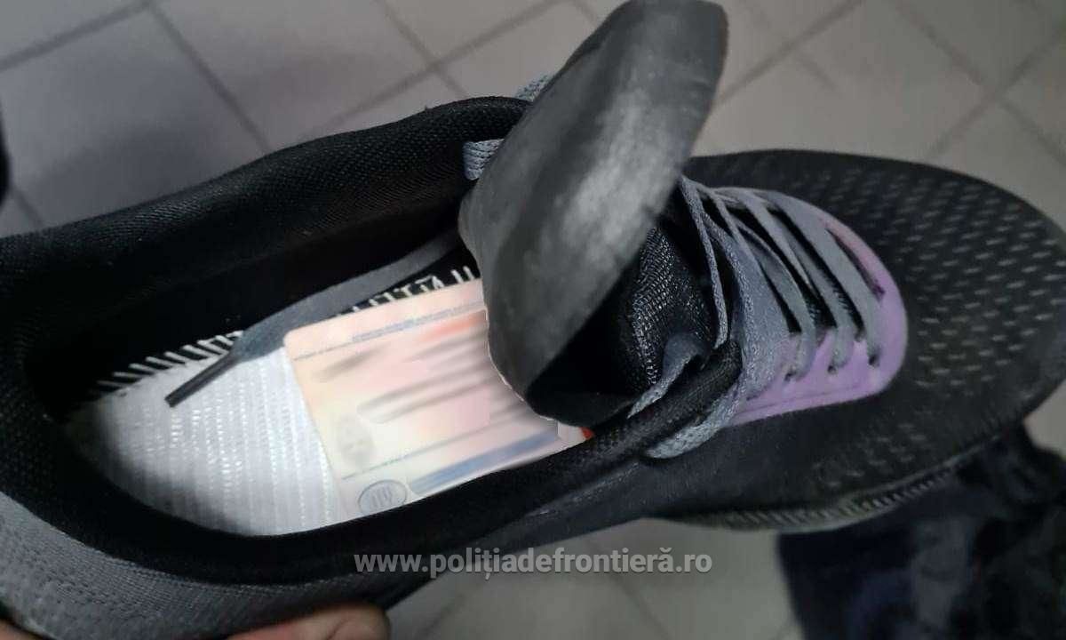 "Подарок на день рождения": молдаванин прятал поддельные права в обуви