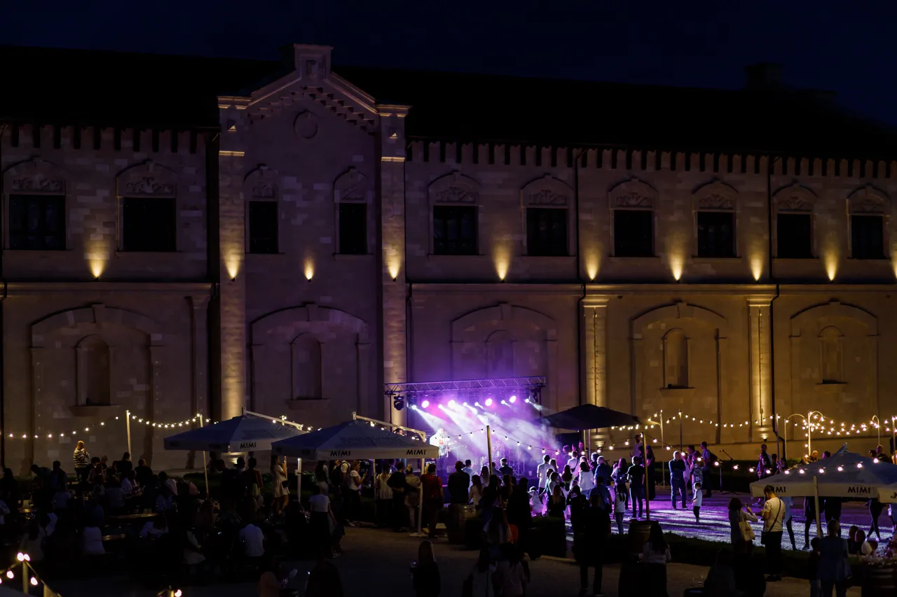 Show must go on в Castel Mimi