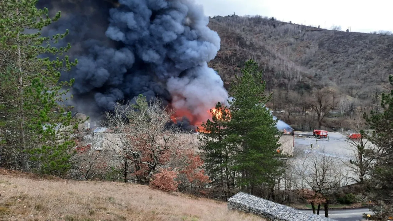 Во Франции тушат пожар на складе с 900 тоннами батареек