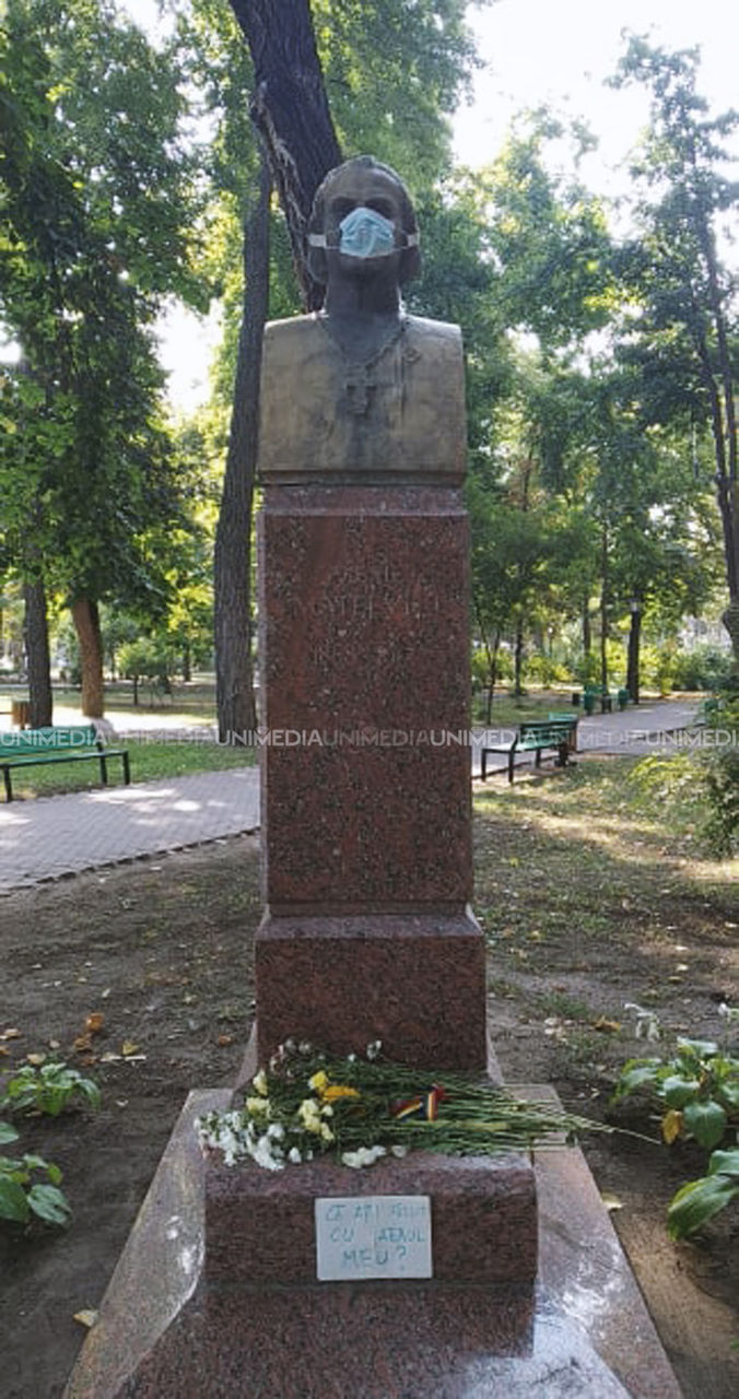 Неприятный запах в столице: на лица памятников писателям надели маски
